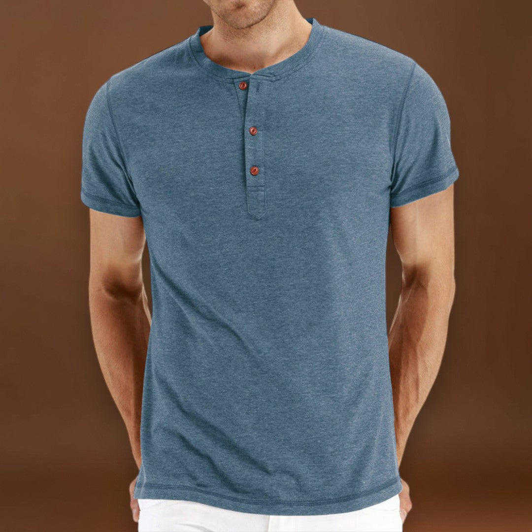 T-Shirt Henley – Malha Macia e Gola Ajustável