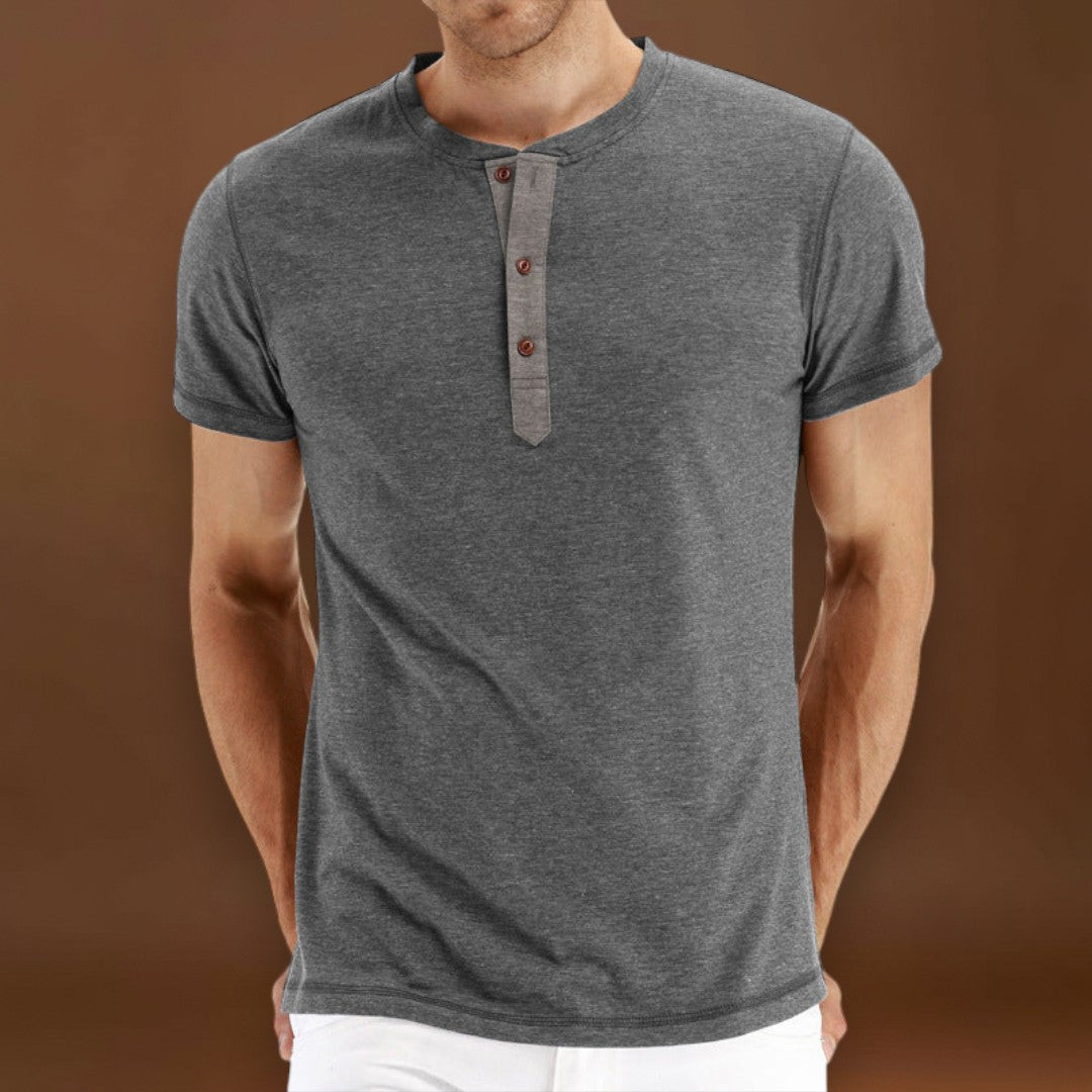 T-Shirt Henley – Malha Macia e Gola Ajustável