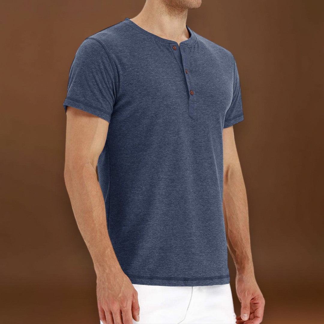 T-Shirt Henley – Malha Macia e Gola Ajustável