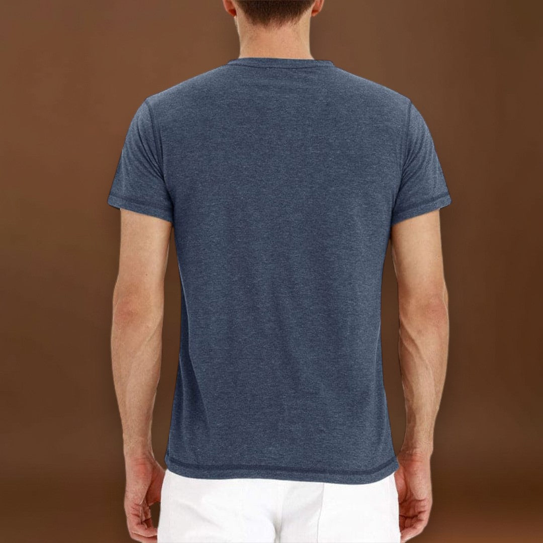 T-Shirt Henley – Malha Macia e Gola Ajustável