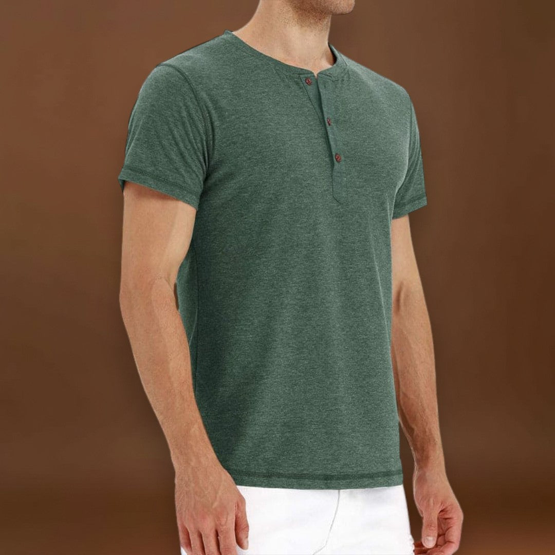 T-Shirt Henley – Malha Macia e Gola Ajustável