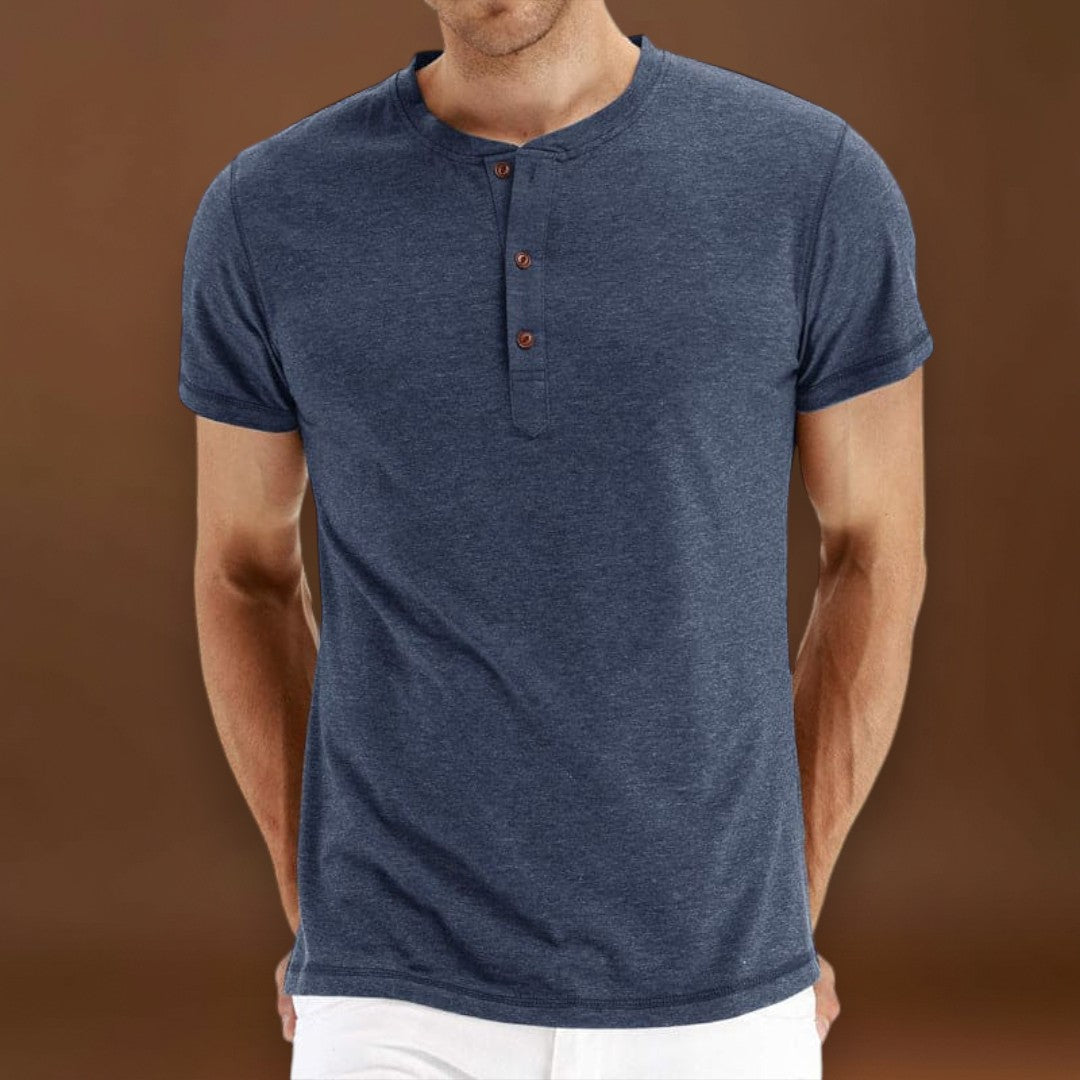 T-Shirt Henley – Malha Macia e Gola Ajustável