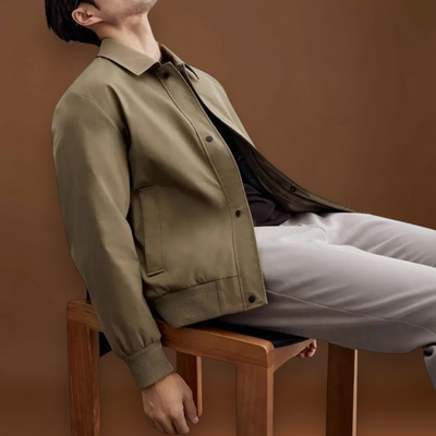 Casaco - Mistura de Lona Ajustada e Camadas Estruturadas