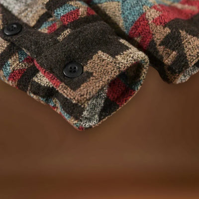 Camisa Casaco – Mistura de Tecido com Padrão Asteca e Forma Aconchegante