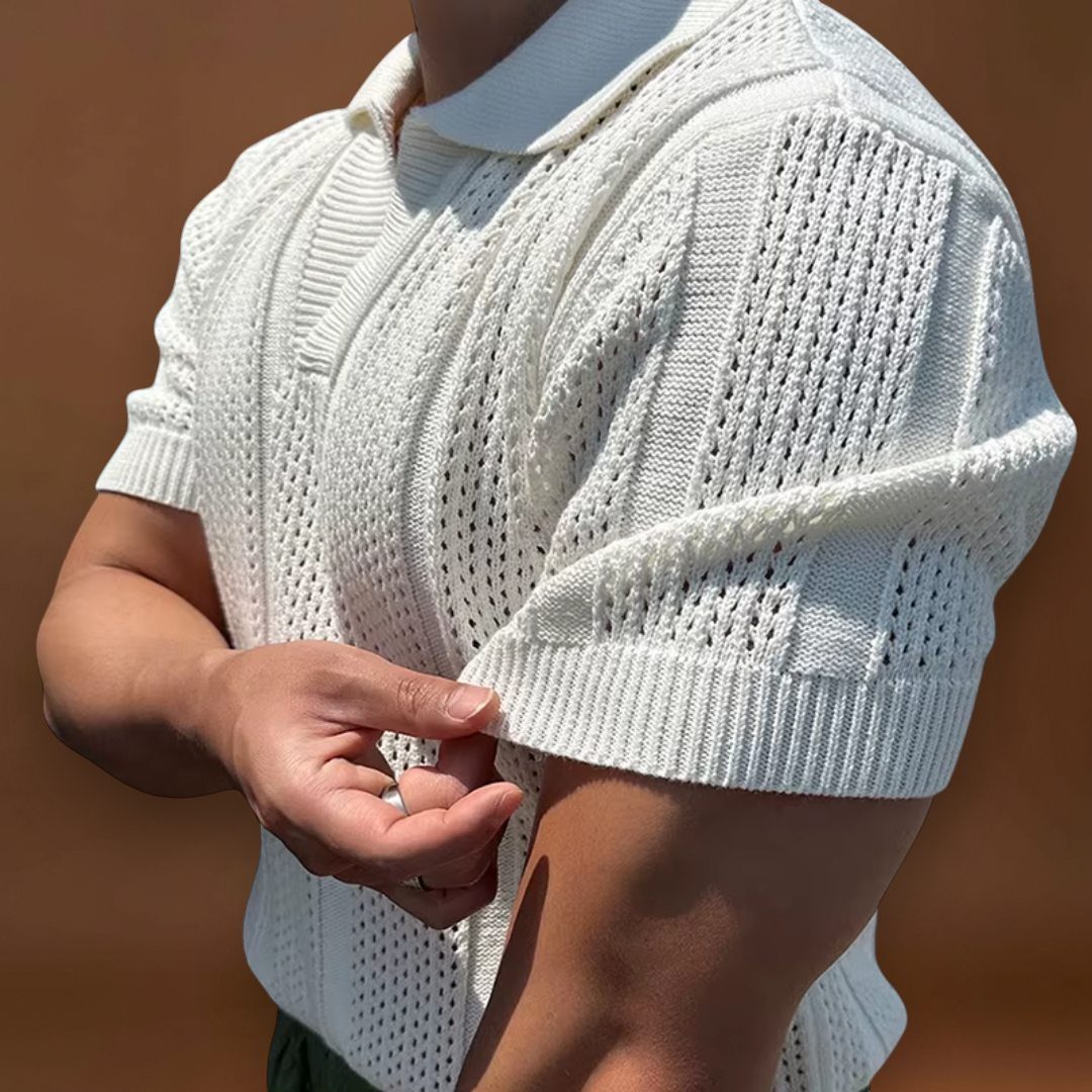 Camisa – Malha com Gola Aberta e Fluxo de Ar Respirável